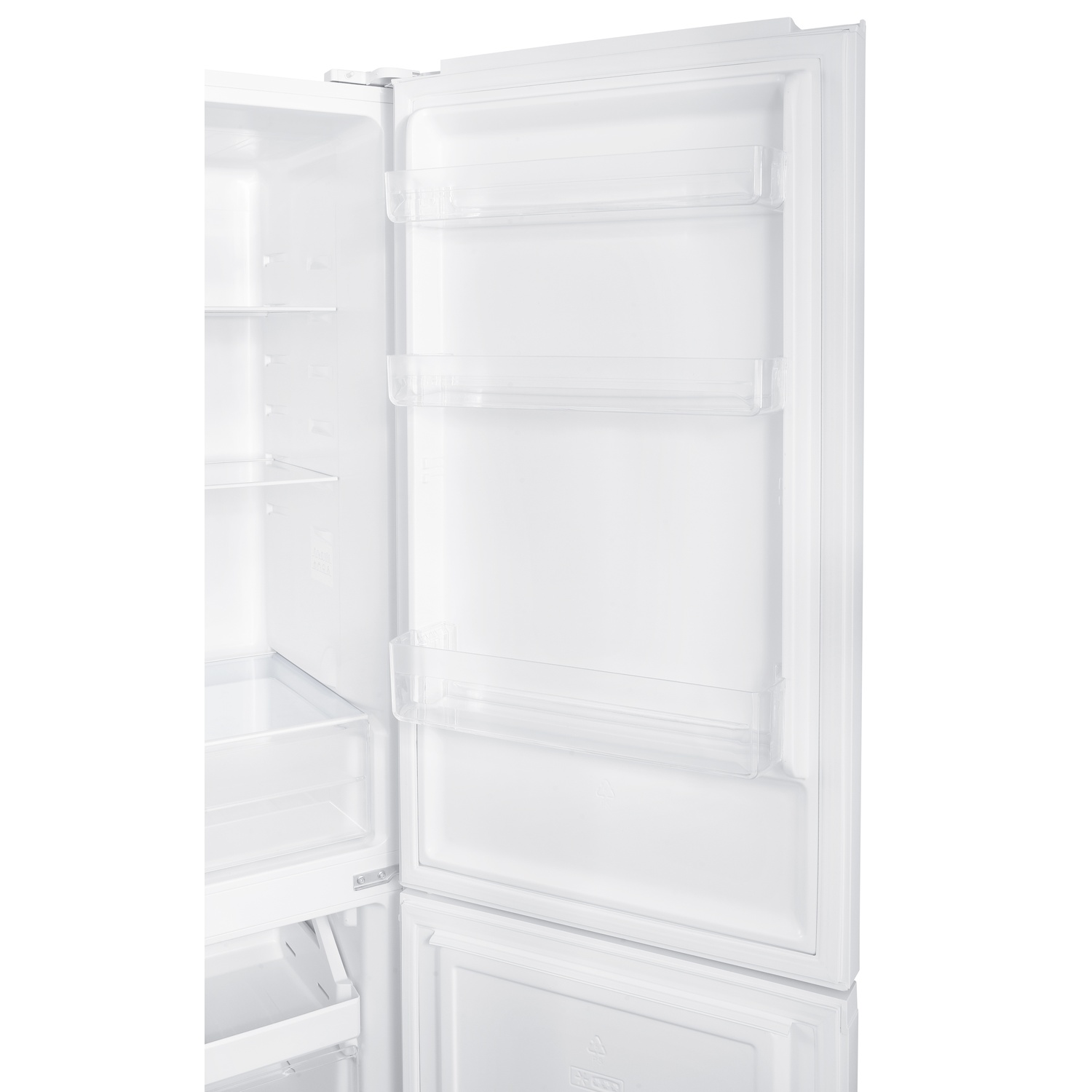 Frigorifero bianco aperto con ripiani e porta vuoti. Ripiani in plastica trasparente visibili. La porta è sul lato destro.