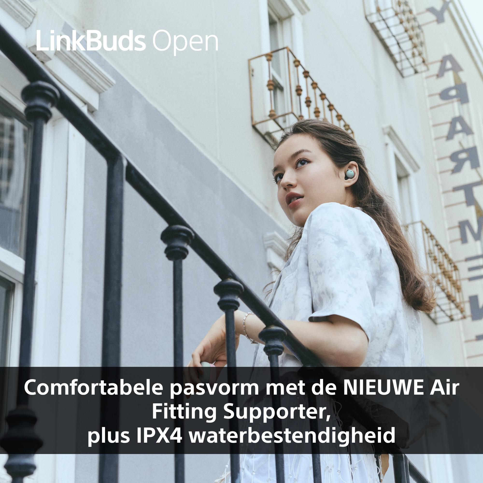 Een vrouw met oortelefoons leunt op een reling. Tekst: 'LinkBuds Open', 'Comfortabele pasvorm' en 'waterdicht'.