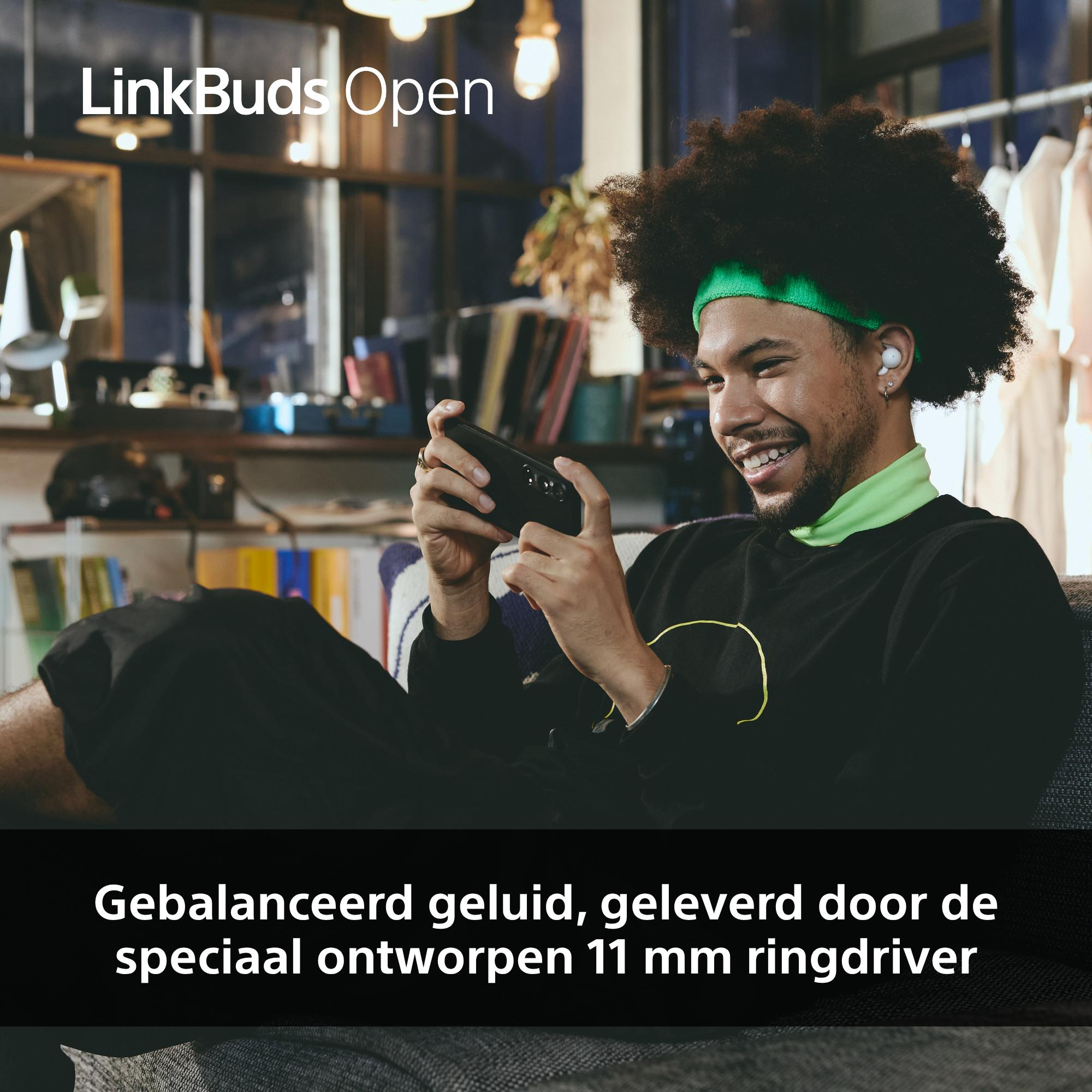 Man met oordopjes die een spel speelt. Hij draagt een groene hoofdband en kraag. Tekst luidt 'LinkBuds Open'.