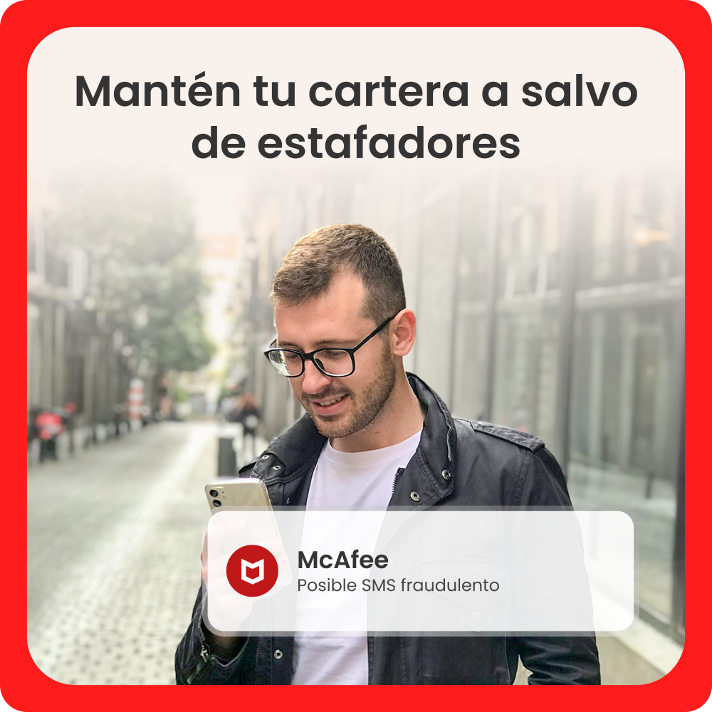Hombre con gafas mirando un teléfono. Logotipo de McAfee con texto 'Posible SMS fraudulento'. Fondo: calle con edificios.