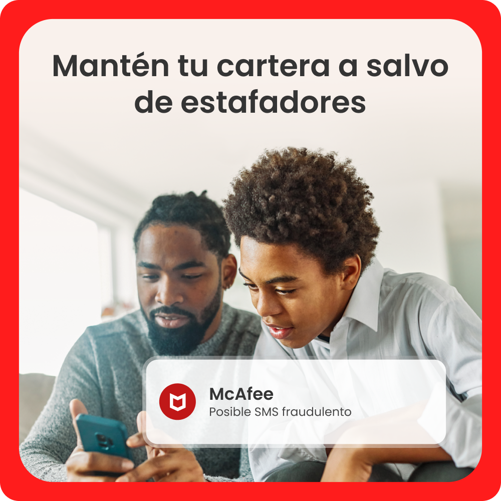 Dos hombres mirando un teléfono. La pantalla muestra McAfee, identificando un SMS fraudulento.
