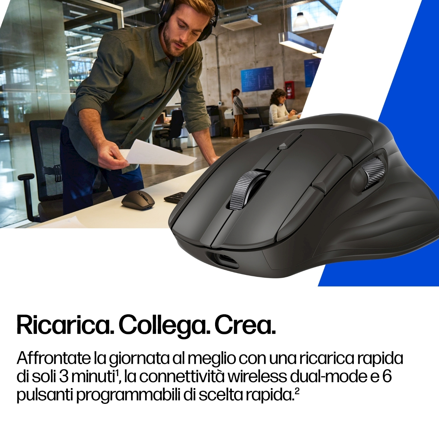 Un uomo con le cuffie guarda dei fogli. Un grande mouse nero è in primo piano. Testo: Ricarica. Collega. Crea.