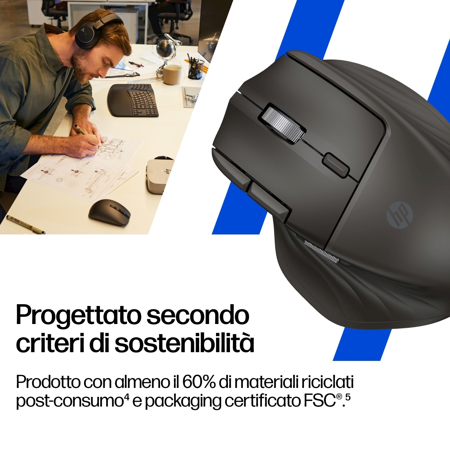 Un uomo con le cuffie disegna a una scrivania. Un mouse nero è sulla scrivania. Un grande mouse nero è sullo sfondo.