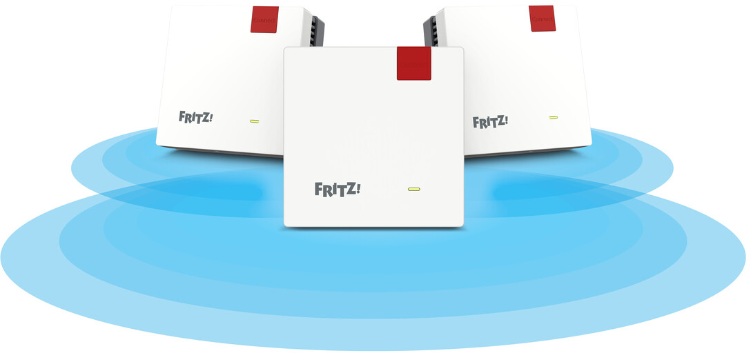 Trois routeurs FRITZ! blancs avec des accents rouges, rayonnant des ondes bleues, sur fond blanc. Chaque routeur a le logo FRITZ!.