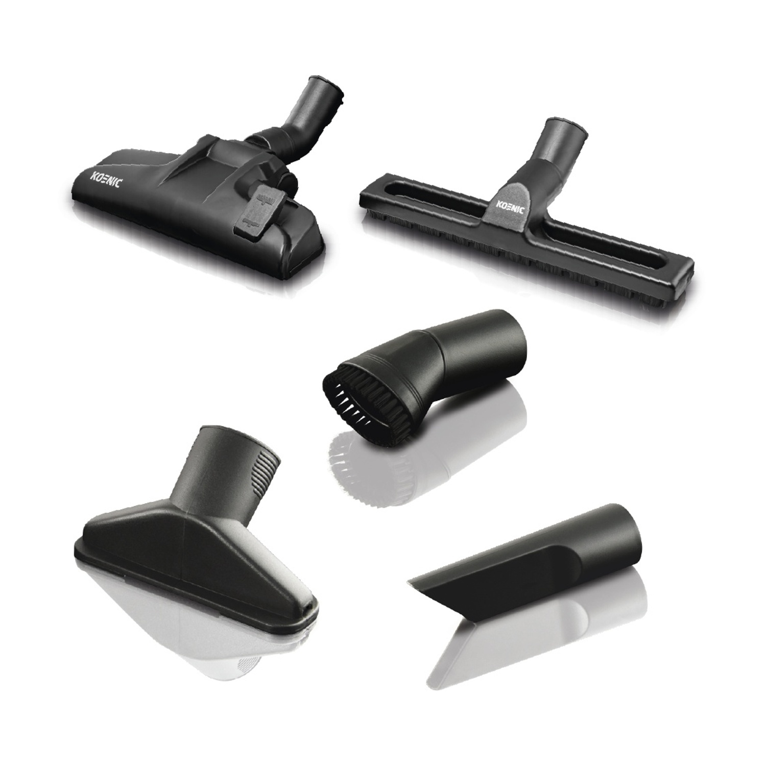 Cinque accessori neri per aspirapolvere su una superficie bianca. Gli accessori variano per forma e dimensione, ciascuno si riflette.