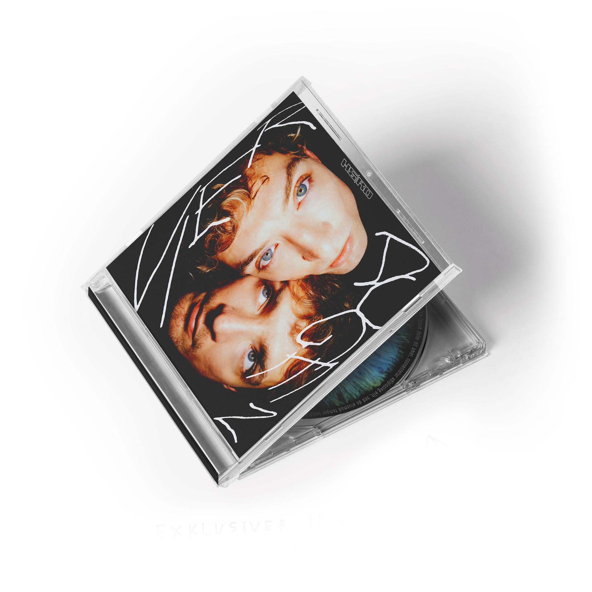 CD-Hülle mit zwei Gesichtern und dem Wort HSKO. Die CD ist teilweise geöffnet und zeigt ein blaues und grünes Muster.