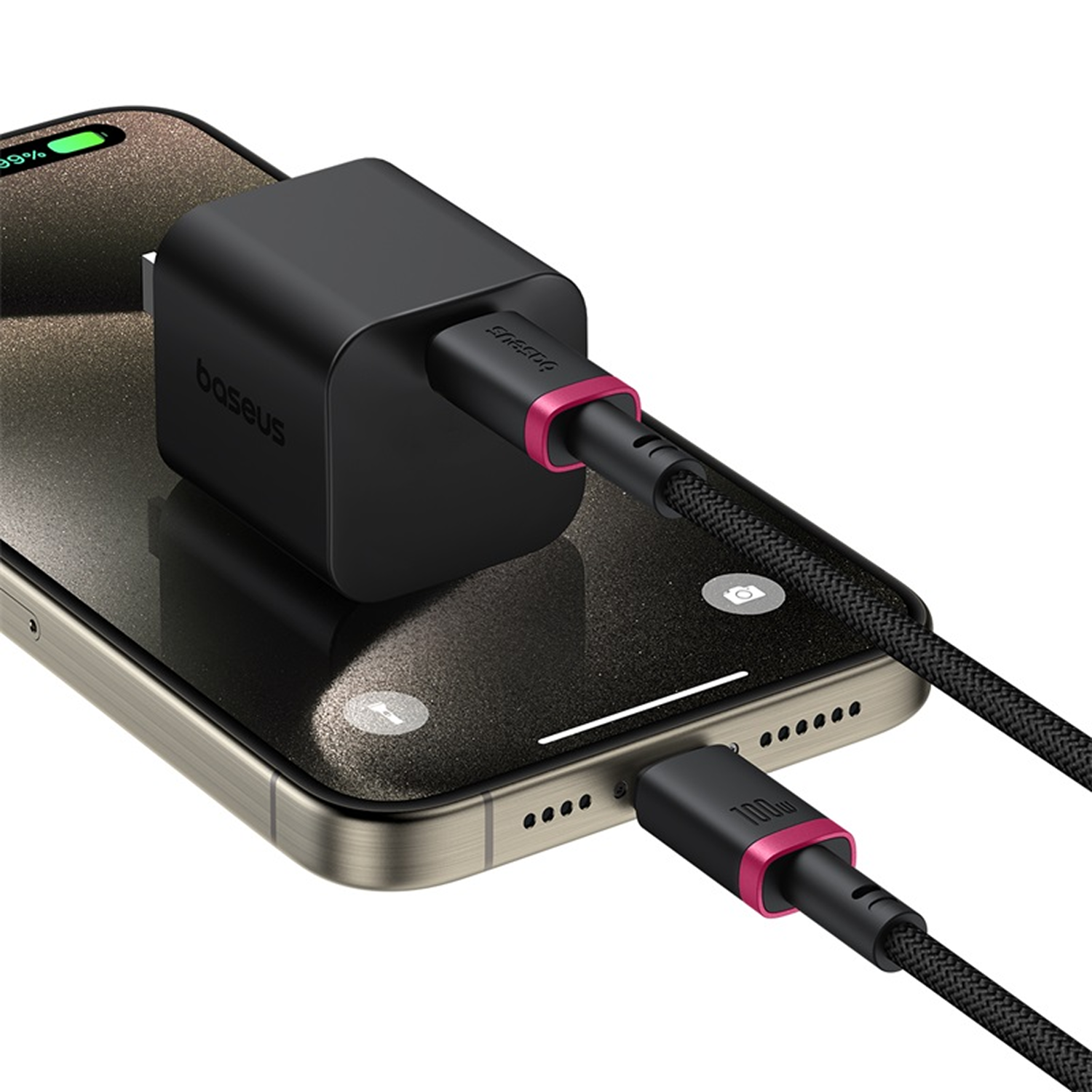 Un cargador y cable negros están conectados a un teléfono. El teléfono muestra 99% cargado. El cargador tiene un acento rosa.