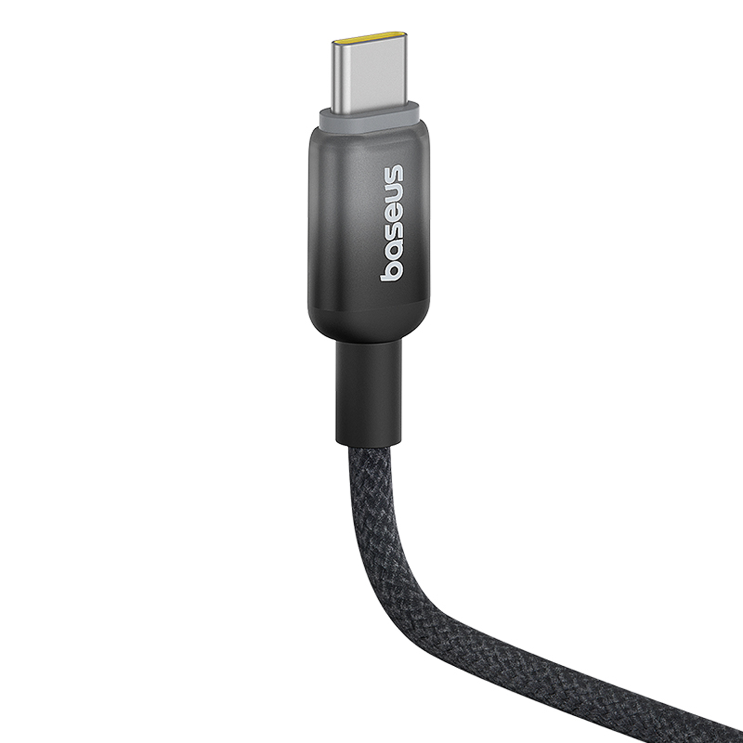 Primer plano de un cable USB-C Baseus. Presenta una carcasa gris oscuro con el nombre de la marca. El cable tiene un diseño trenzado de color gris oscuro.
