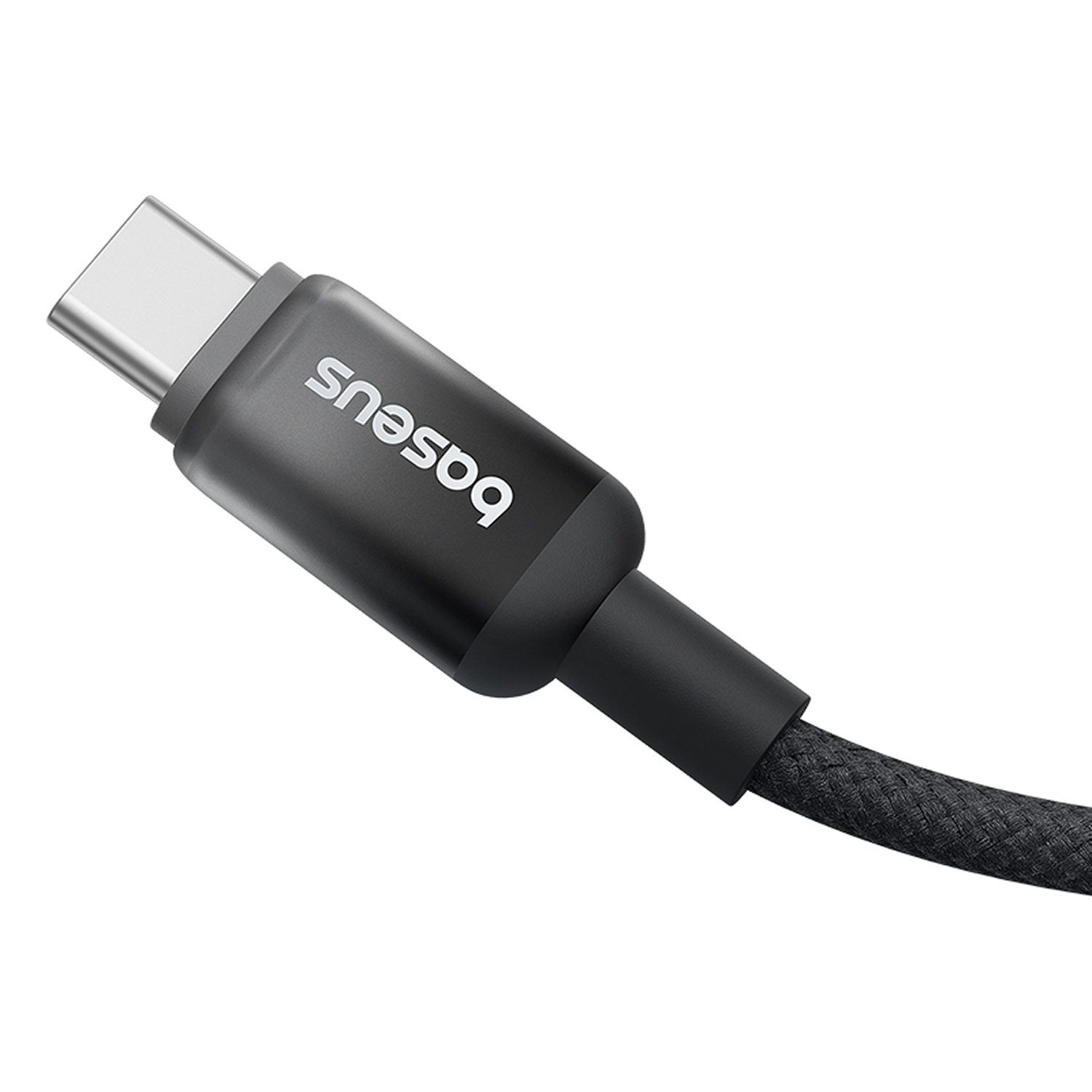 Primer plano de un cable USB-C negro con el logotipo 'Baseus'. El cable tiene un conector plateado y un cable trenzado.