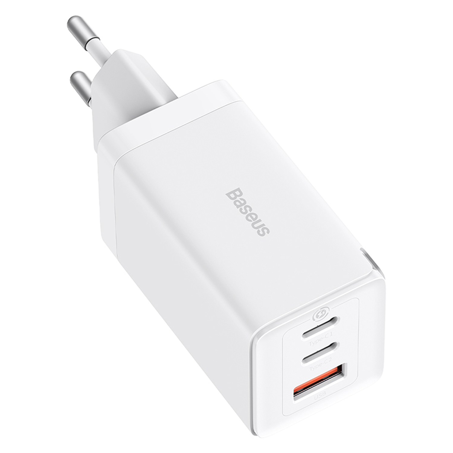 Un cargador USB Baseus blanco con dos clavijas plateadas. Tiene puertos Tipo-C y USB. El puerto USB es naranja.