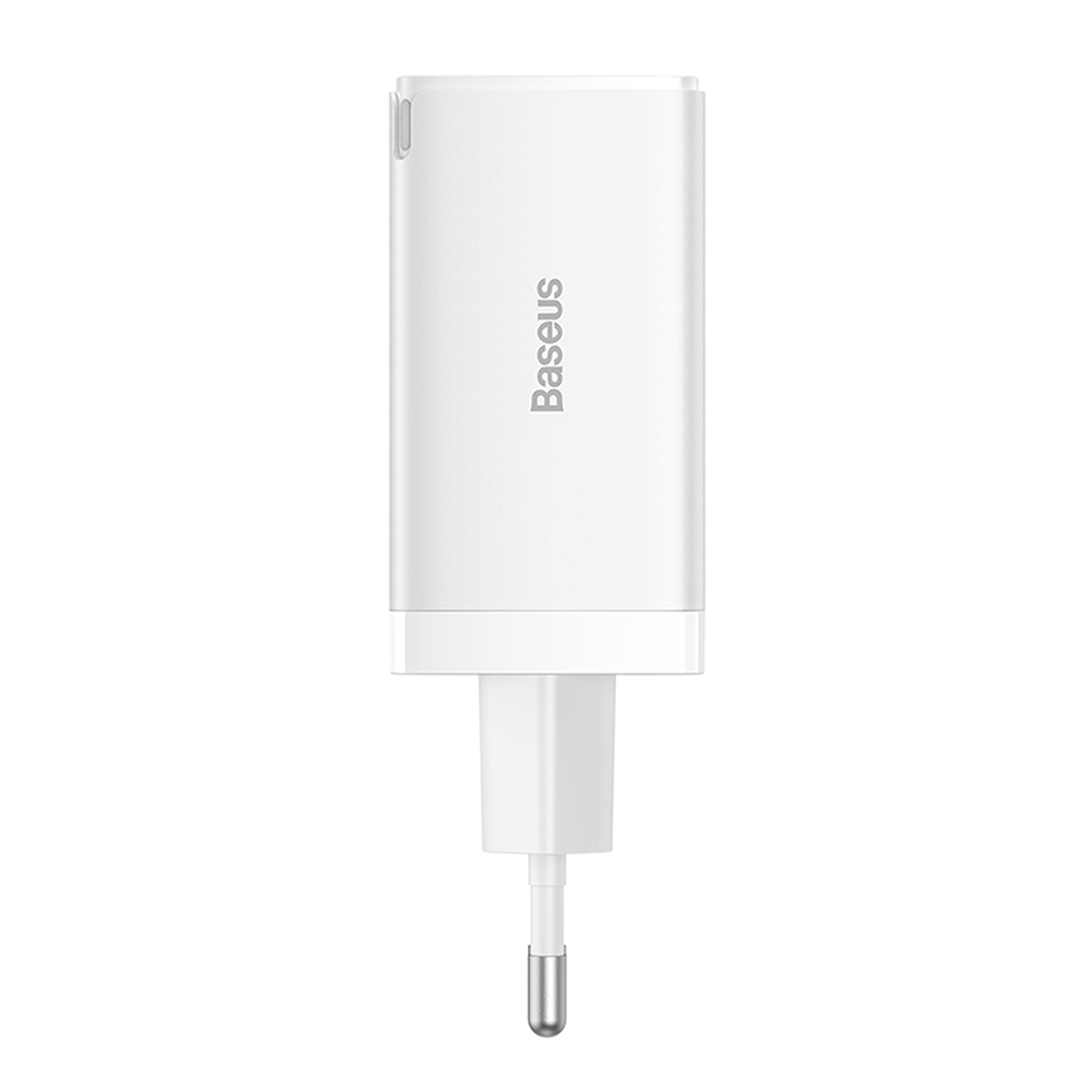 Un cargador de teléfono Baseus blanco con enchufe europeo. El cargador es rectangular con bordes redondeados y el nombre de la marca.