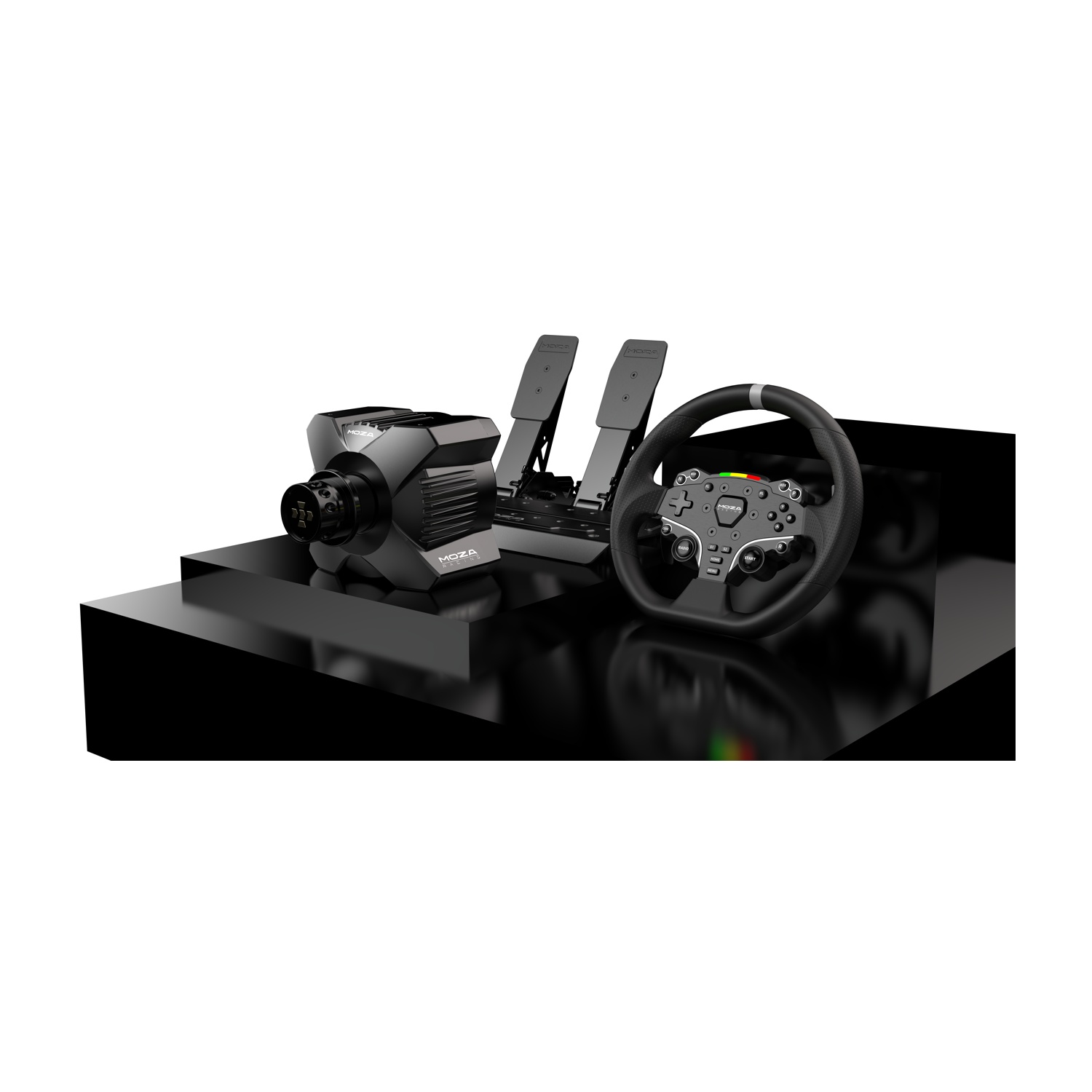Un set di volante da corsa nero con pedali e base è su una superficie nera su sfondo bianco.