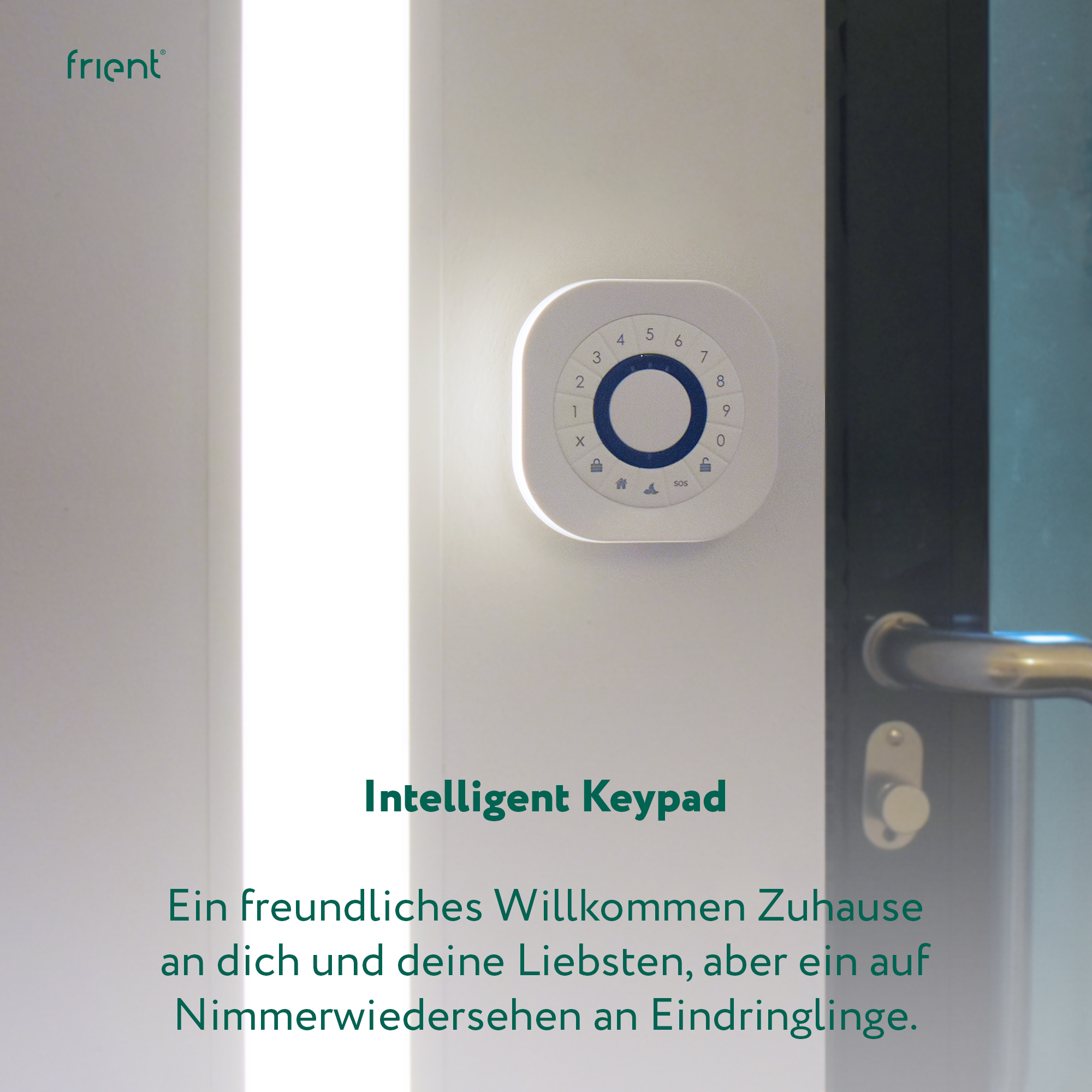 Ein weißes Tastenfeld mit den Zahlen 0-9, einem blauen Kreis und einer SOS-Taste ist an einer weißen Tür angebracht. Ein Türgriff ist sichtbar.