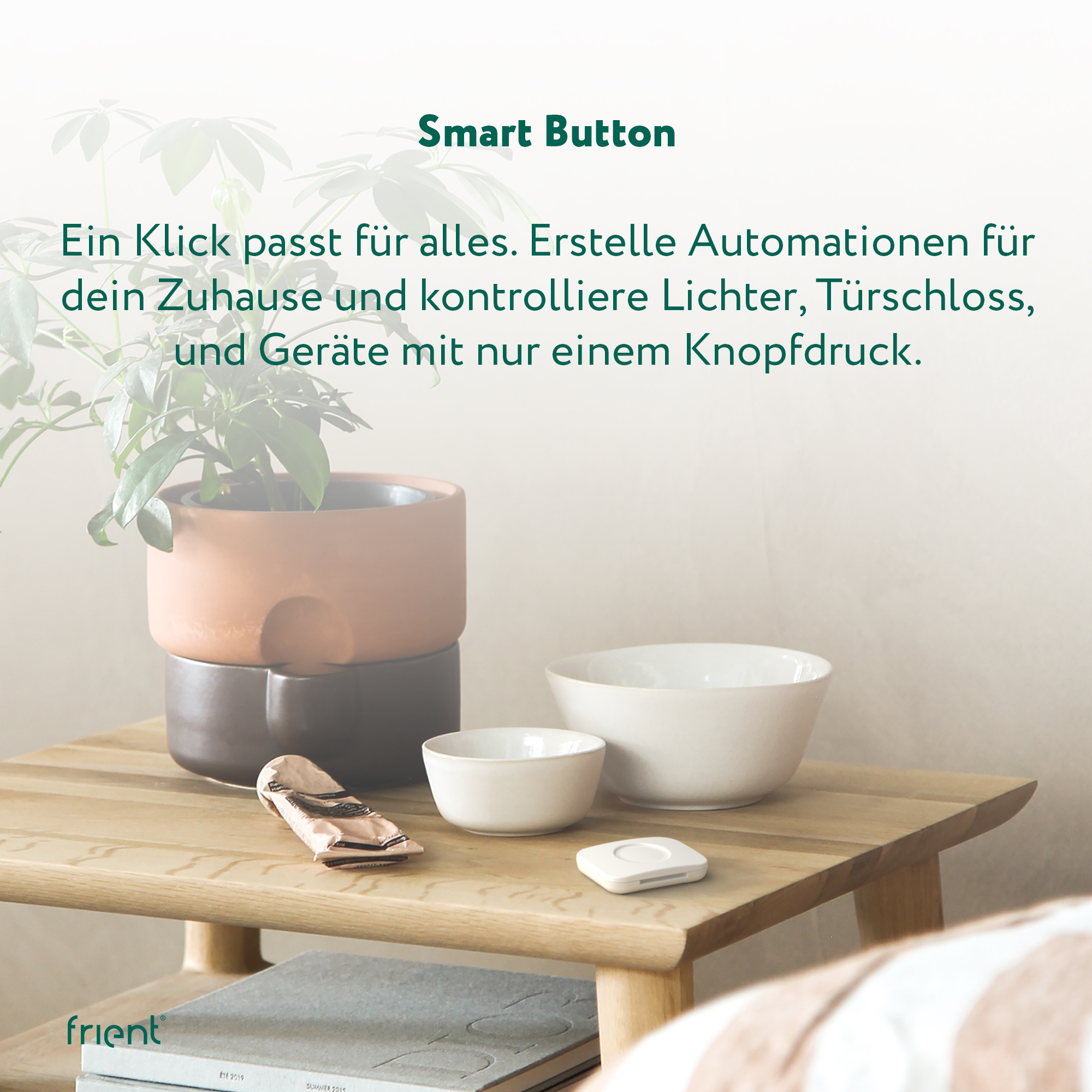 Ein Tisch mit zwei Töpfen, zwei Schalen, einem Smart Button und einer Tube. Text: Smart Button, Ein Klick passt für alles.