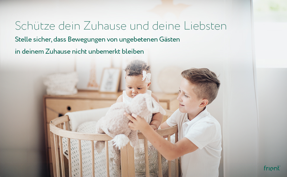 Ein Junge und ein Baby stehen in der Nähe eines Kinderbettes. Der Junge hält ein Stofftier. Text auf Deutsch.
