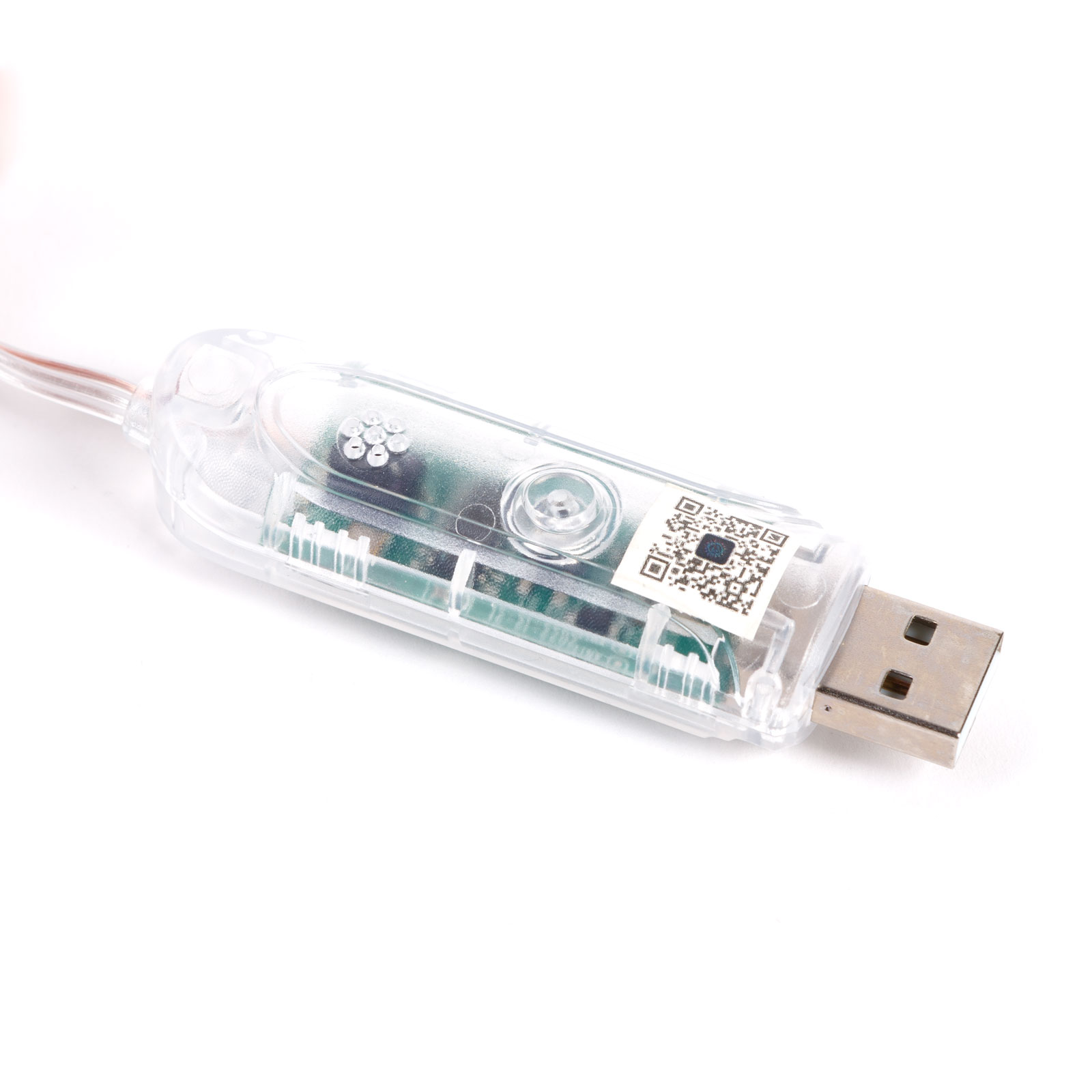 Átlátszó USB-eszköz QR-kód matricával, kis áramköri lappal és USB-csatlakozóval. Fehér háttér.