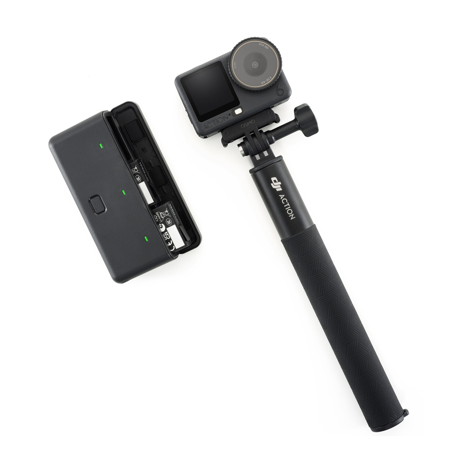 Action cam nera con un selfie stick e una custodia di ricarica su una superficie bianca. La custodia è aperta.