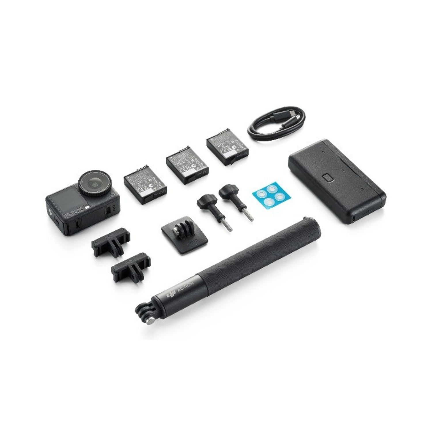 Una action cam nera e accessori sono disposti su una superficie bianca. Sono incluse batterie, supporti, un'impugnatura e una custodia di ricarica.