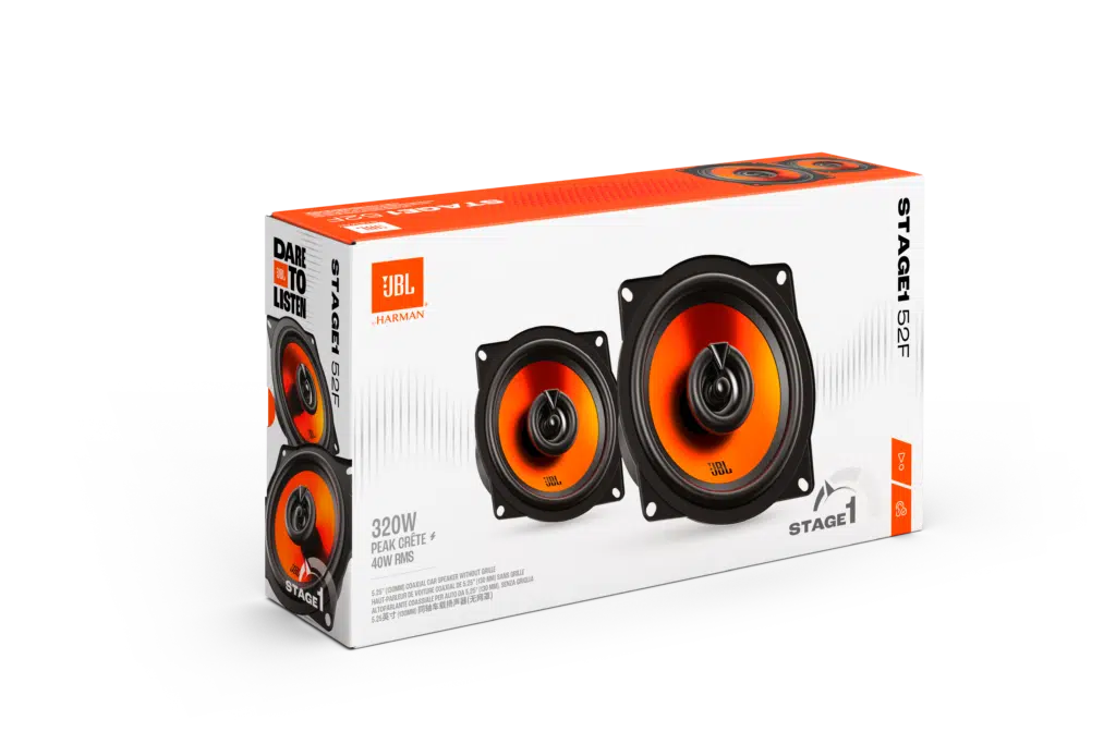 Egy fehér doboz JBL hangszórókkal. A dobozban narancssárga és fekete hangszórók találhatók. A JBL logó látható.