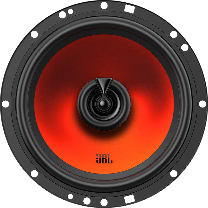 Egy JBL hangszóró közeli képe. A kúp narancssárga-vörös, fekete keret veszi körül, rögzítő furatokkal. JBL logó látható.