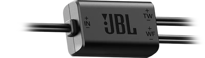 Egy fekete JBL audiokomponens, amelynek mindkét végéből vezetékek nyúlnak ki. Olyan feliratok találhatók rajta, mint a '+IN', 'TW' és 'WF', fekete háttéren.