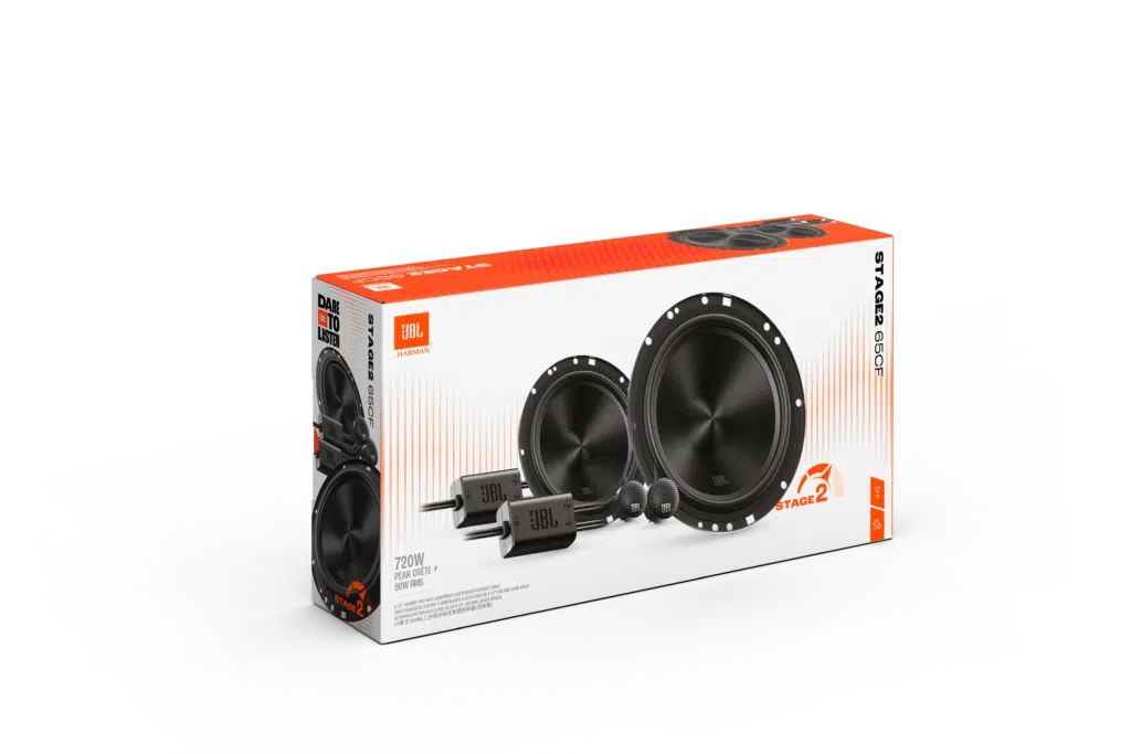 Egy JBL Stage 2 650F hangszórókészlet, két hangszóróval, két magassugárzóval és két JBL dobozzal egy fehér és narancssárga dobozon.
