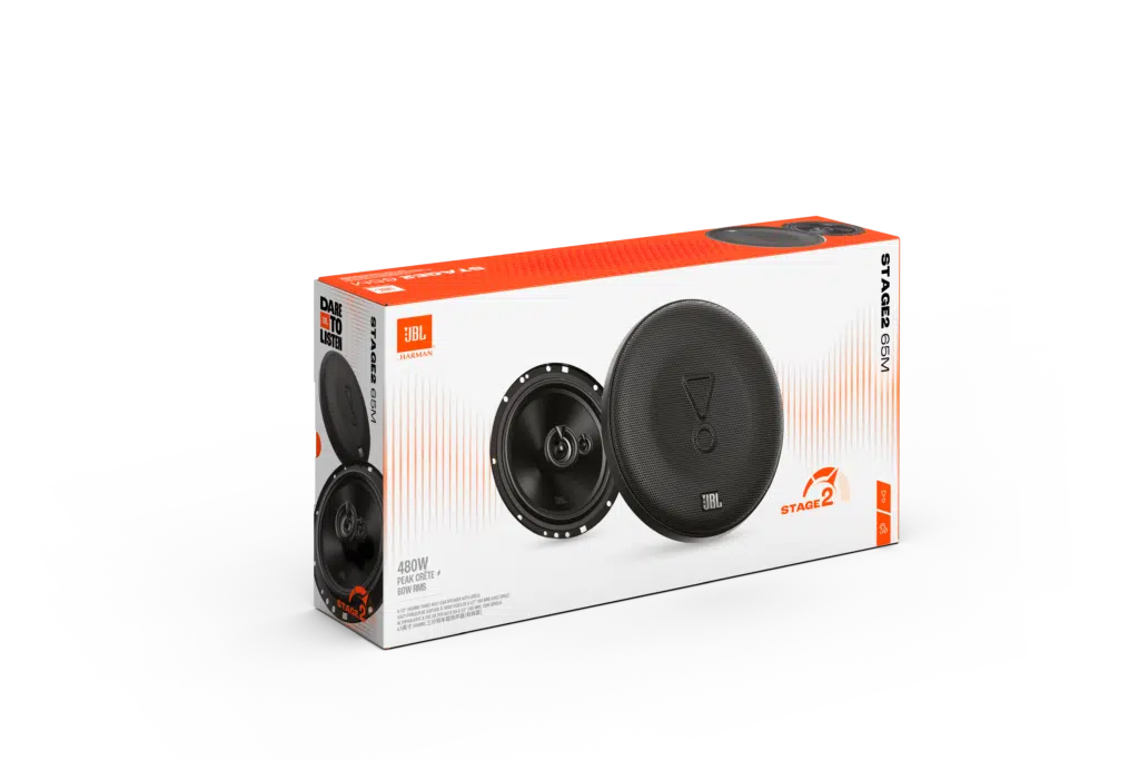 JBL Stage2 65M hangszóró doboz fekete háttérrel. A doboz két fekete hangszórót mutat JBL logóval és narancssárga díszítéssel.