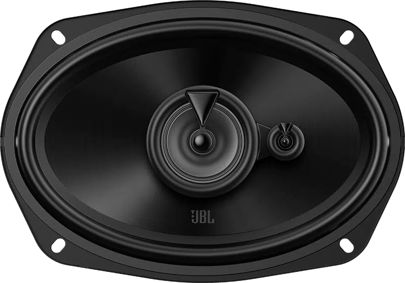 Egy fekete JBL hangszóró ovális formával és központi magassugárzóval. Alul egy kis JBL logó látható.