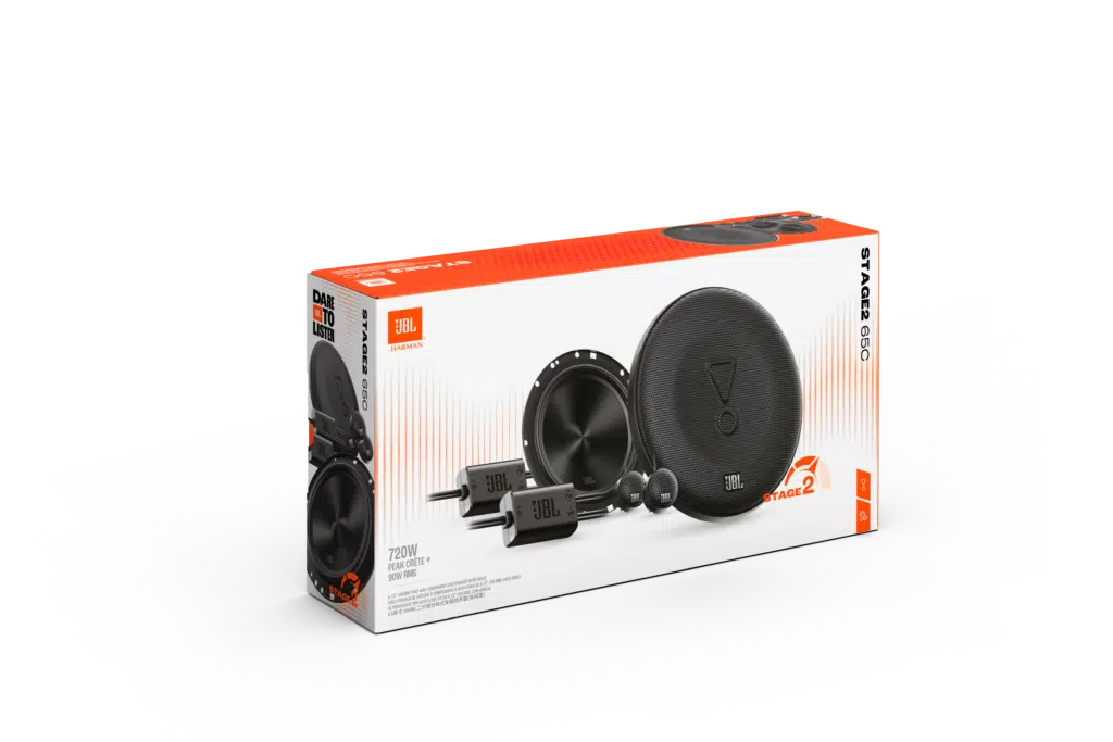 Egy JBL Stage2 650 hangszórókészlet egy fehér és narancssárga dobozon. A hangszórók fekete és ezüst színűek, a dobozon JBL márkajelzés.