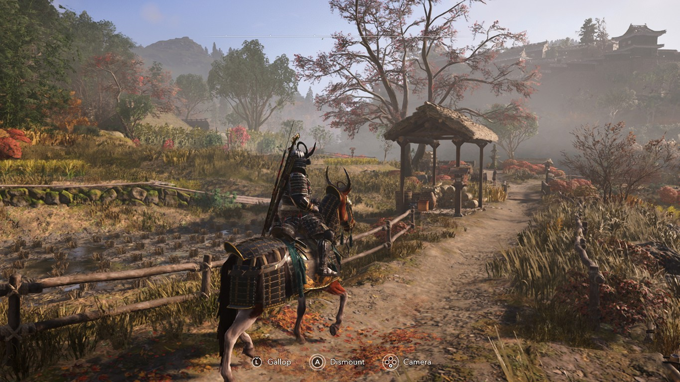 Samuraj na koniu jedzie ścieżką, z drewnianym płotem z boku. W tle mała chatka i drzewa.