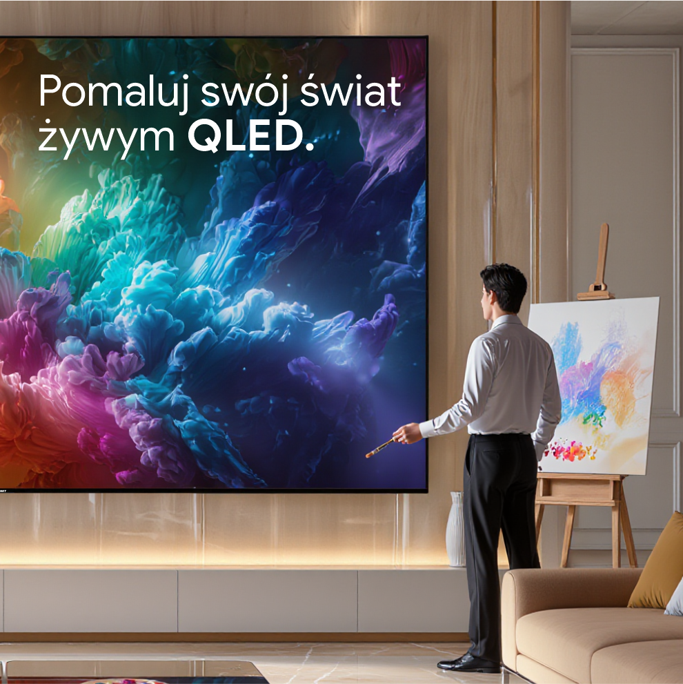 Mężczyzna z pędzlem patrzy na żywy telewizor QLED. Sztaluga z obrazem obok, sofa na pierwszym planie.