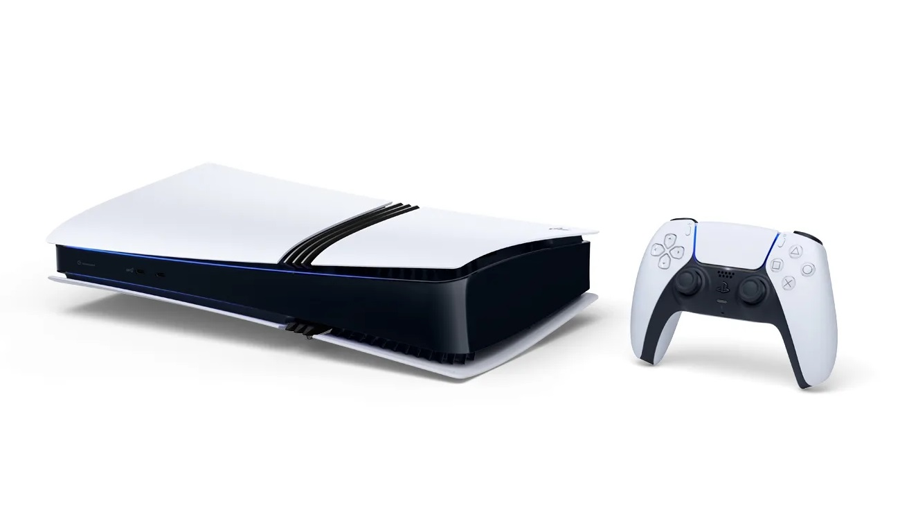 Biało-czarna konsola i kontroler Playstation 5 na białym tle. Konsola po lewej, kontroler po prawej.