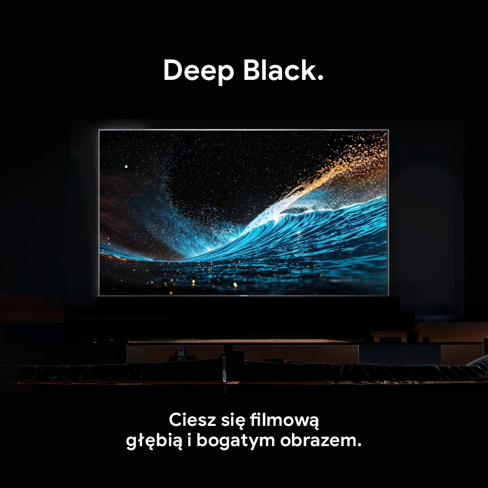 Telewizor wyświetla scenę z niebieskimi falami. Tekst głosi 'Deep Black' i 'Ciesz się kinową głębią i bogatym obrazem'.