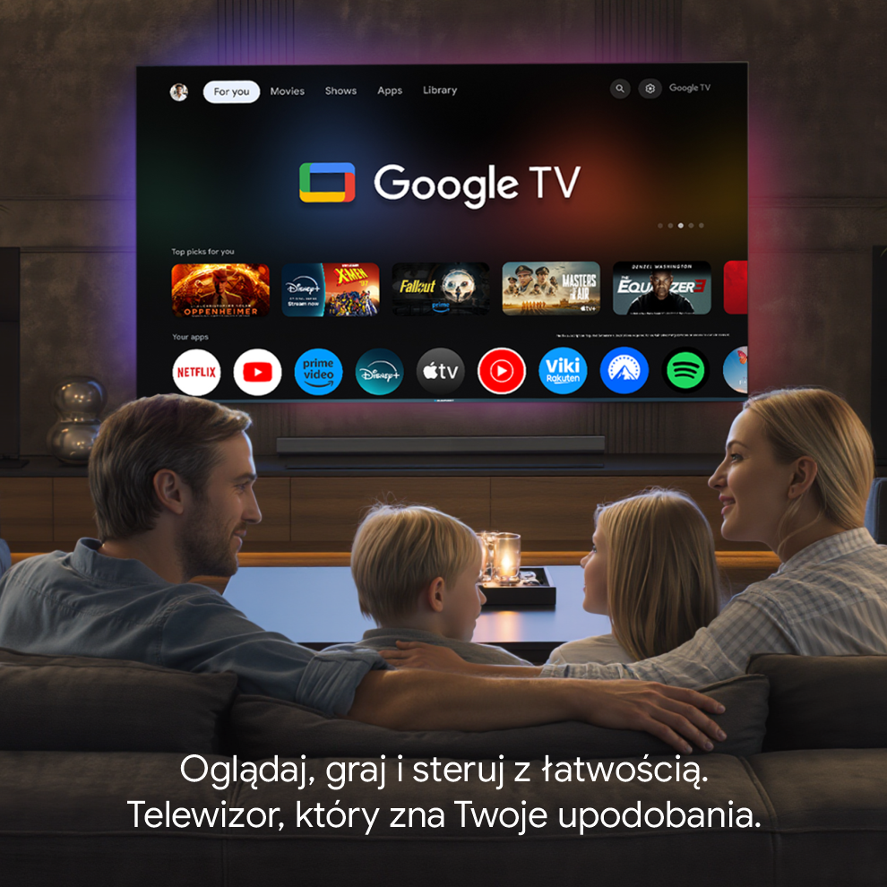 Rodzina ogląda Google TV z wyświetlanymi aplikacjami filmowymi. Salon z dużym ekranem i rodziną.