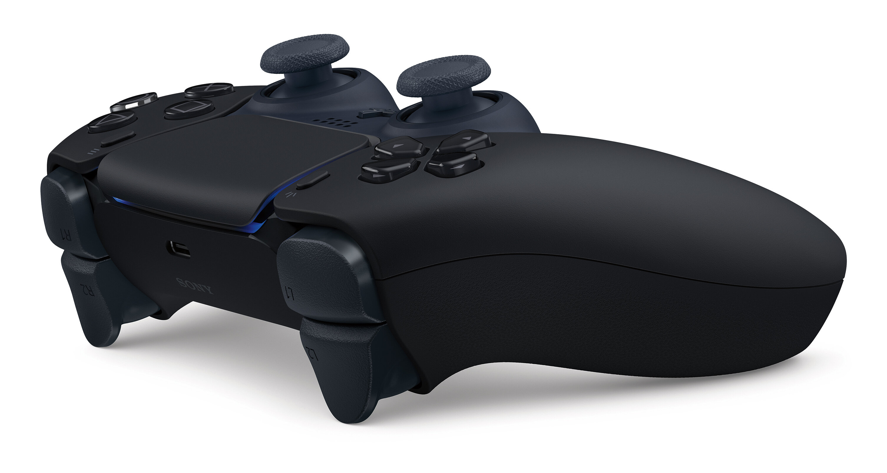 Czarny kontroler PlayStation 5 jest pokazany na białym tle. Ma przyciski, joysticki i spusty. Widoczne jest logo Sony.