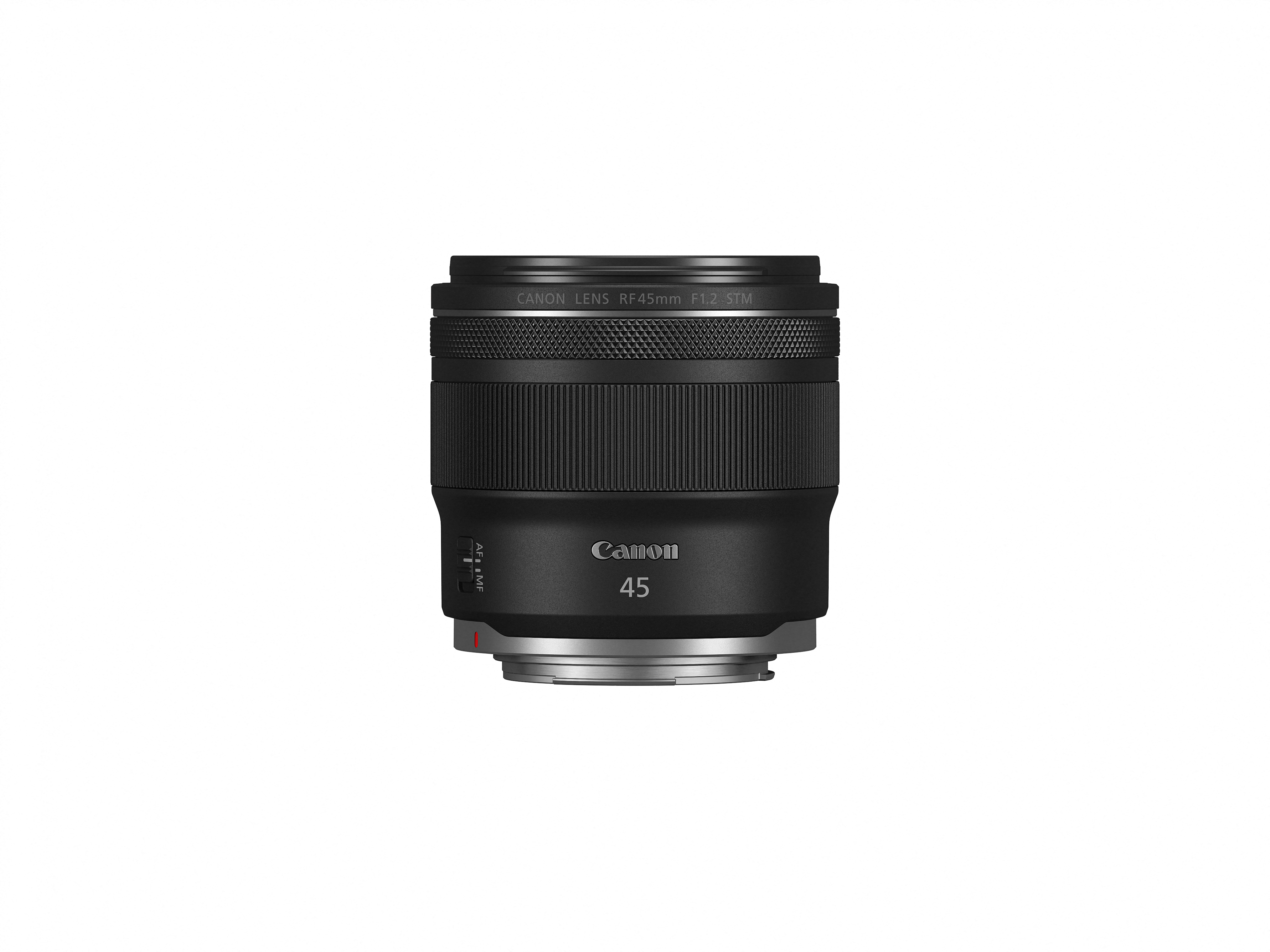 Ein schwarzes Canon RF 45mm F1.2 STM Objektiv ist auf weißem Hintergrund zentriert. Das Objektiv hat silberne und schwarze Details.