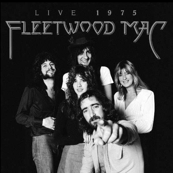 Portrait du groupe Fleetwood Mac de 1975. Cinq membres posent, l'un pointe. Image en noir et blanc, nom du groupe en haut.
