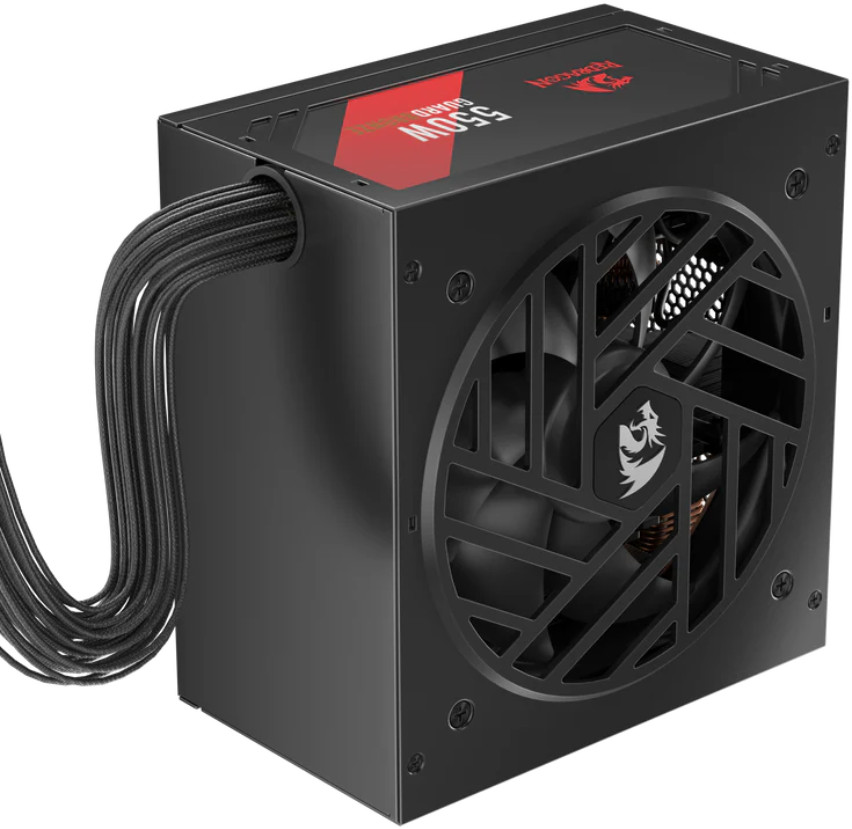 Czarny zasilacz komputerowy. Posiada wentylator z logo. Czarne kable wychodzą z lewej górnej strony.