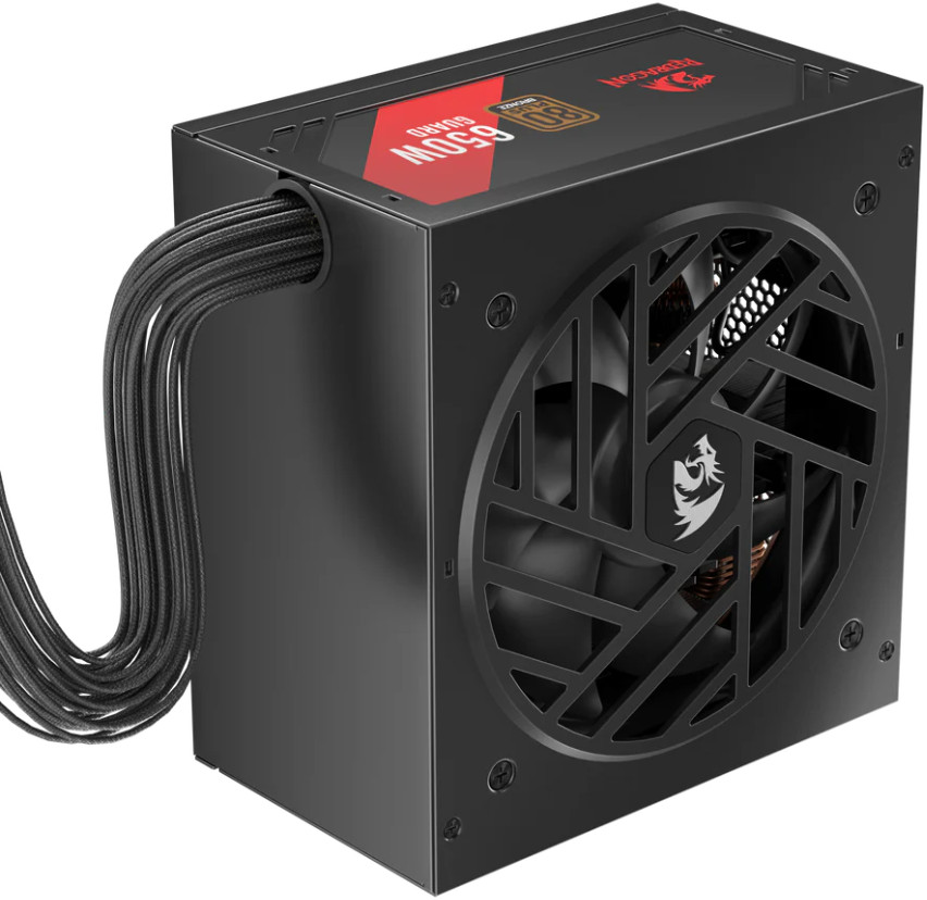 Czarny zasilacz komputerowy. Posiada kratkę wentylatora, kable oraz czerwoną i czarną etykietę. Marka to Redragon.