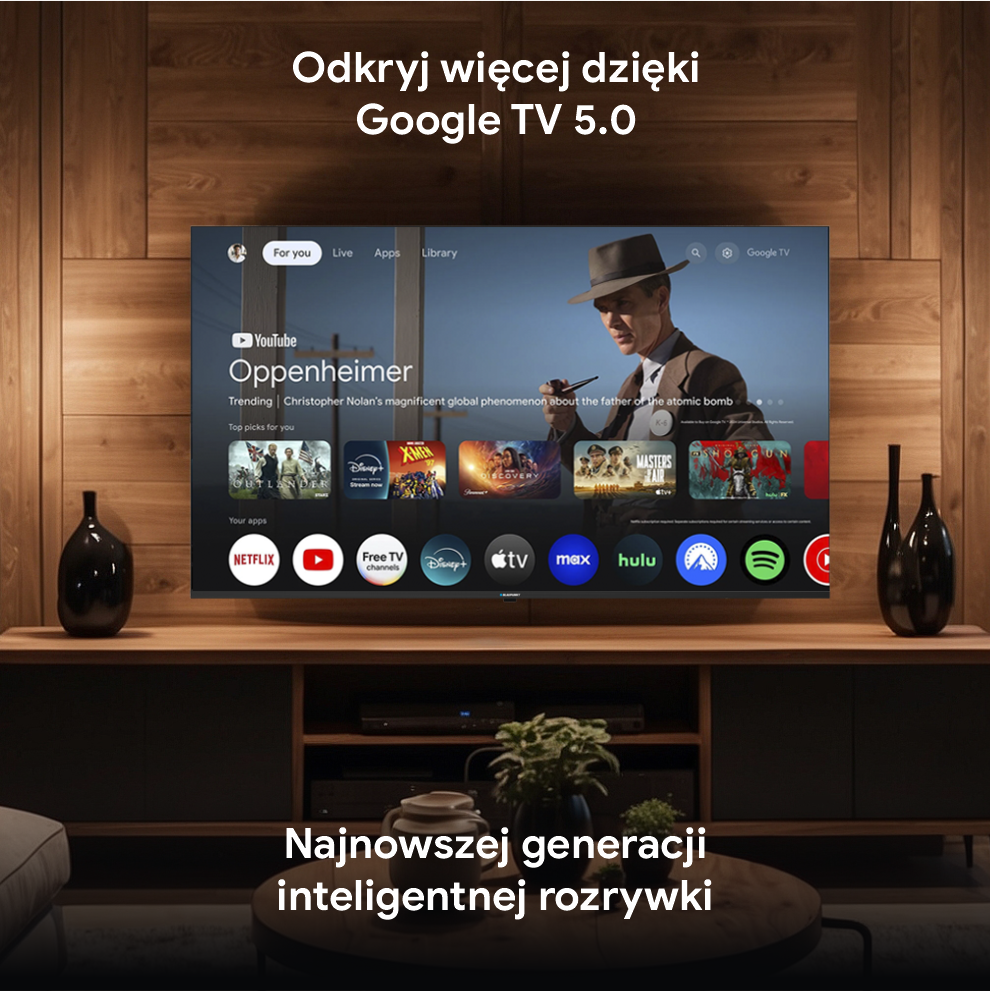 Telewizor wyświetla Oppenheimera z YouTube. Jest na drewnianej szafce, z czarnymi dekoracyjnymi butelkami i tekstem.