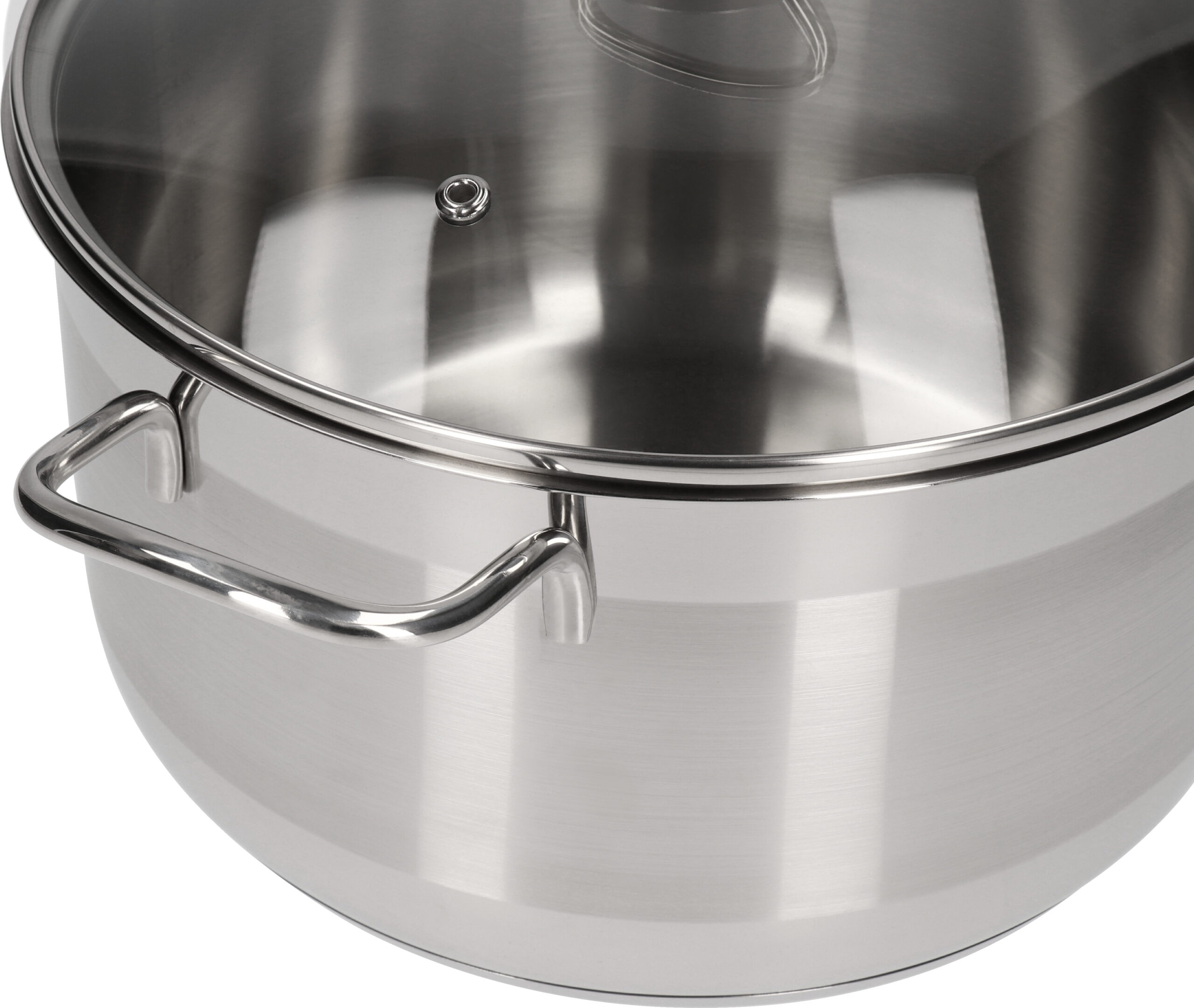 Zbliżenie na garnek ze stali nierdzewnej ze szklaną pokrywką. Garnek ma uchwyt i stoi na białej powierzchni.