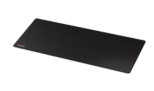 Czarna prostokątna podkładka pod mysz z czerwono-białym logo w rogu na białym tle.