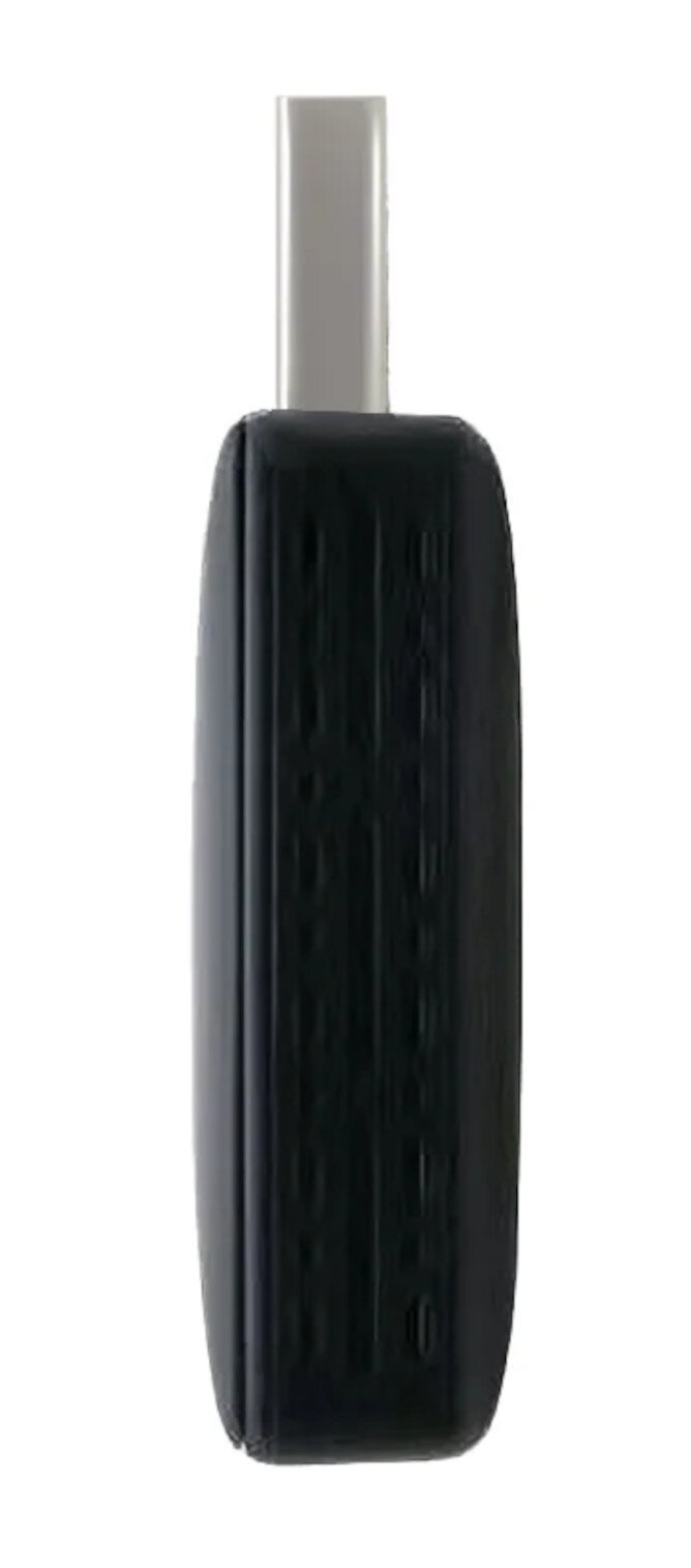 Pokazany jest czarny adapter USB-C, ze srebrnym złączem. Adapter ma prostokątny kształt i teksturowaną powierzchnię.