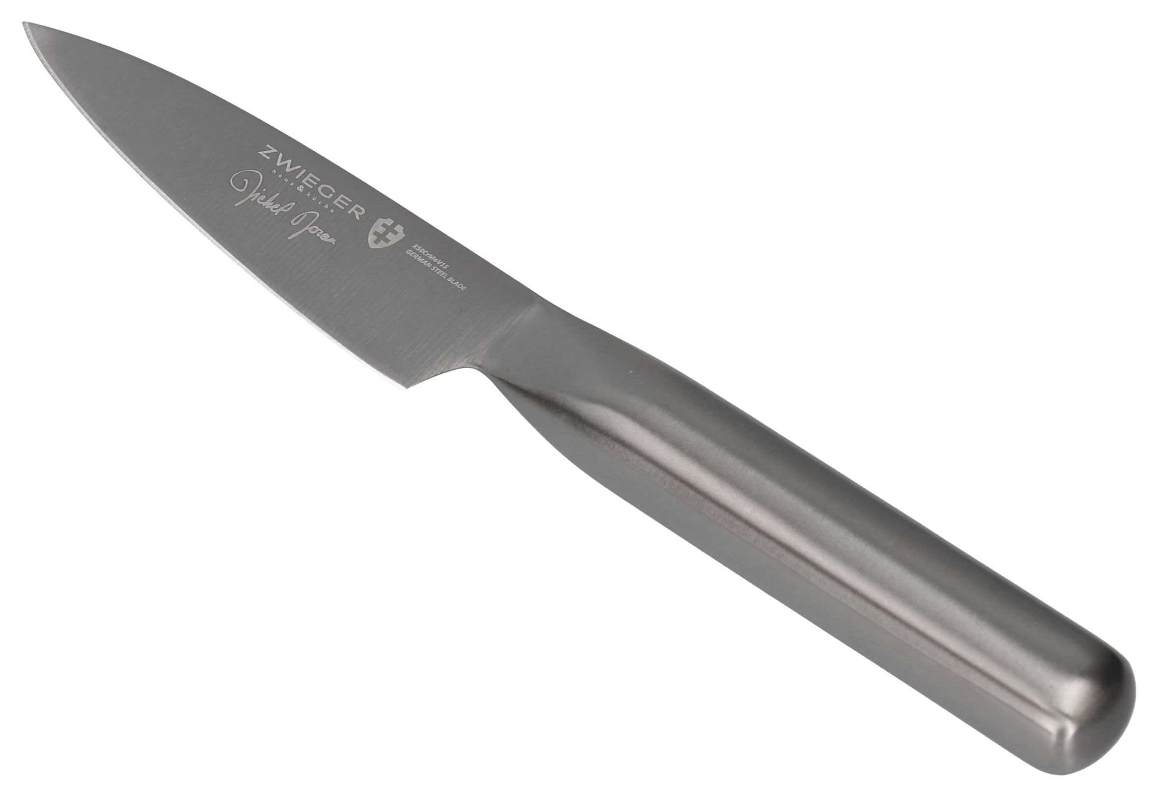 Nóż ze stali nierdzewnej na białym tle. Nóż ma srebrne ostrze i uchwyt. Widoczna nazwa marki.