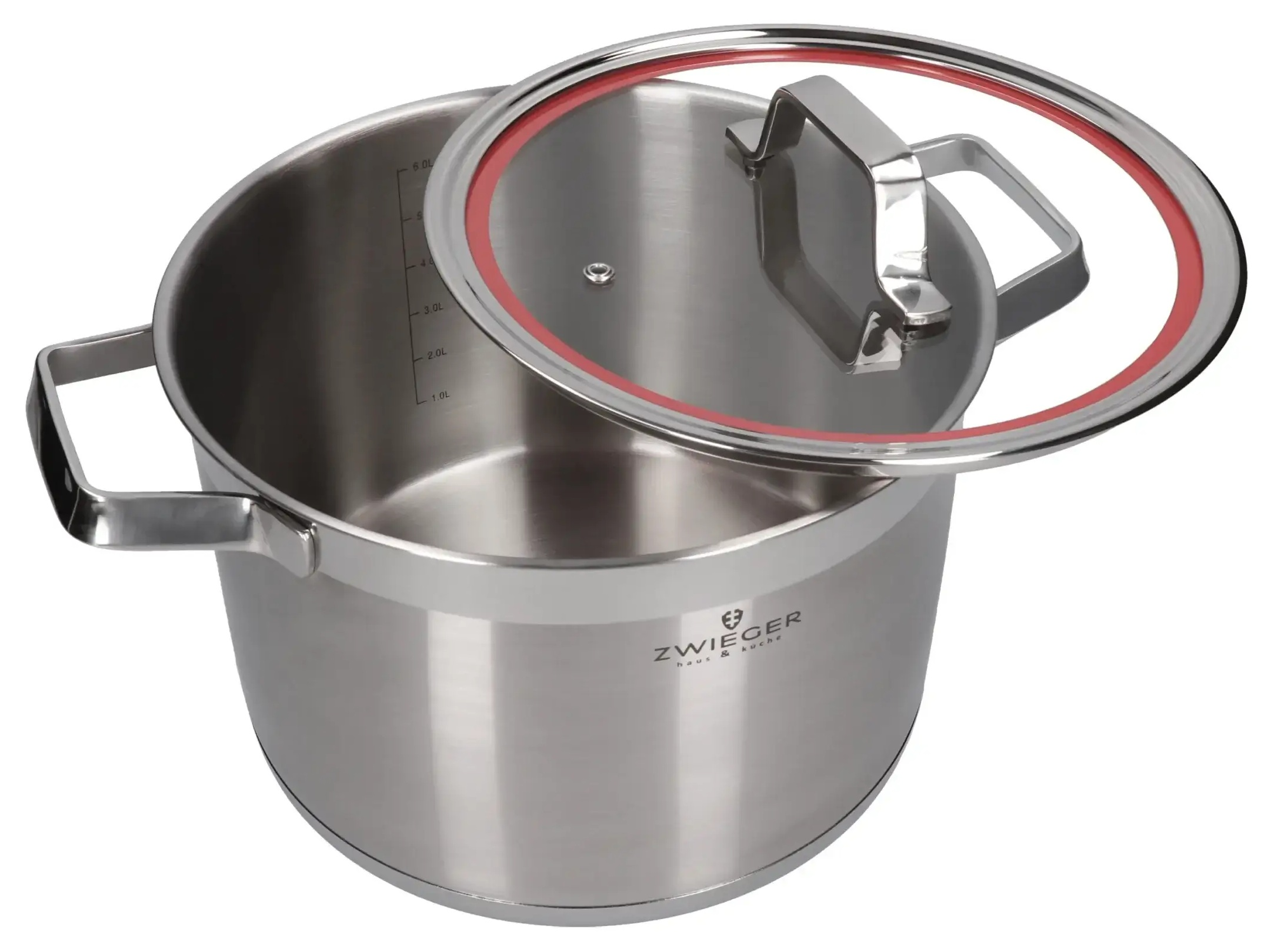 Garnek ze stali nierdzewnej ze szklaną pokrywką. Pokrywka ma czerwoną obwódkę i metalowy uchwyt. Garnek jest pusty.