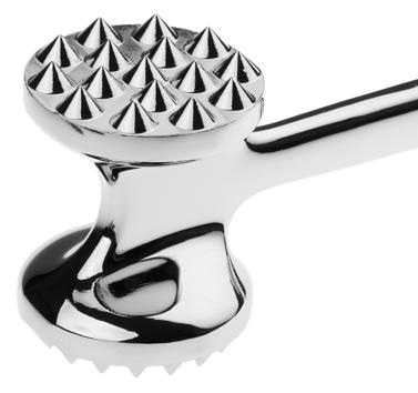 Błyszczący, chromowany zmiękczacz do mięsa z kolczastą głowicą i uchwytem, odizolowany na białym tle.