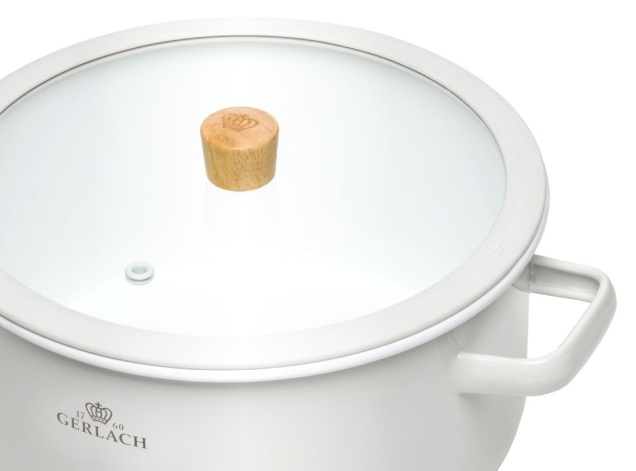 Biały garnek z szklaną pokrywą i drewnianym uchwytem. Garnek ma uchwyt z boku i widoczna jest marka Gerlach.