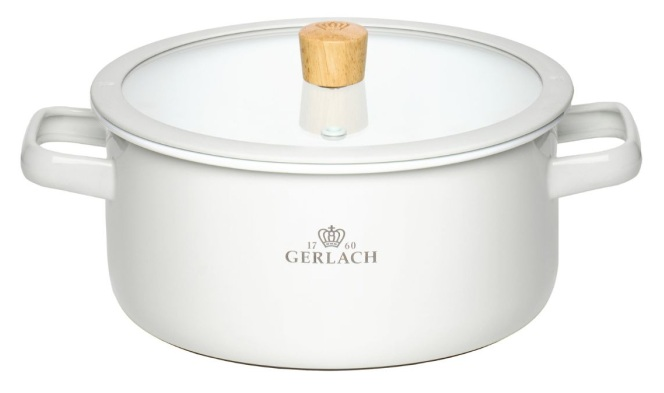 Biały garnek z szklaną pokrywką i drewnianym uchwytem. Ma dwa boczne uchwyty i markę 'GERLACH'.