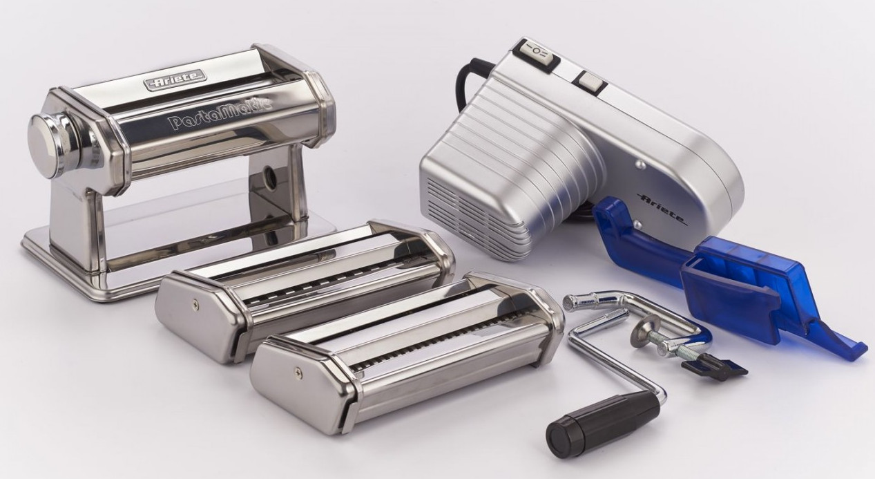 Kilka maszyn do makaronu ze stali nierdzewnej i akcesoriów ułożonych na białej powierzchni. Widoczna jest nazwa marki 'Ariete'.