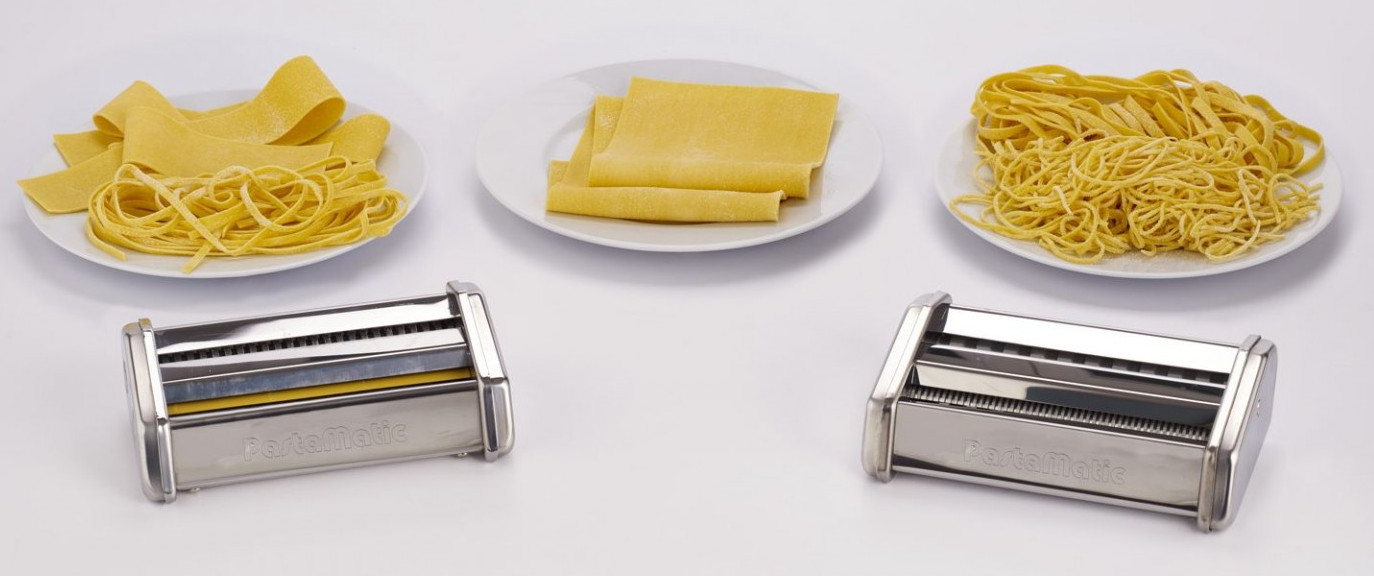 Trzy talerze z makaronem: pappardelle, płaty i spaghetti. Dwie maszyny do makaronu. Białe tło.